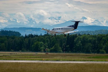 Zürih, İsviçre, 16 Haziran 2024 OH-EPG Pilatus PC-12 NGX pervaneli uçak 14 numaralı piste iniyor.