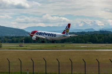 Zürih, İsviçre, 16 Haziran 2024 HB-JMM Edelweiss Air Airbus A320-214 numaralı uçak 14 numaralı piste iniyor.