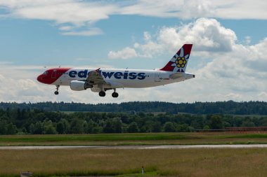 Zürih, İsviçre, 16 Haziran 2024 HB-JMM Edelweiss Air Airbus A320-214 numaralı uçak 14 numaralı piste iniyor.