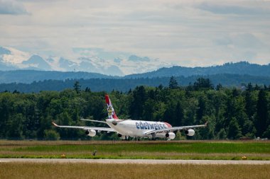 Zürih, İsviçre, 16 Haziran 2024 HB-JMD Edelweiss Air Airbus A340-313 numaralı uçak 16 nolu piste yanaşıyor.