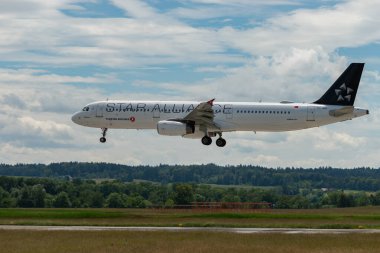 Zürih, İsviçre, 16 Haziran 2024 TC-JRR Türk Hava Yolları Star Alliance Airbus A321-231 uçağı 14 numaralı piste iniyor.