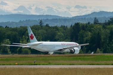 Zürih, İsviçre, 16 Haziran 2024 C-FIVK Air Canada Boeing 777-233LR uçağı 16 numaralı piste yanaşıyor.