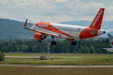 Zürih, İsviçre, 16 Haziran 2024 Easyjet Airbus A320-214, pist 14 'e iniyor.