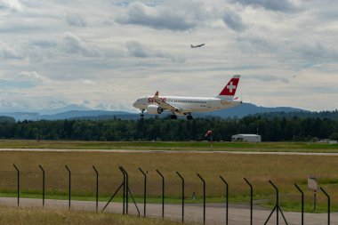 Zürih, İsviçre, 16 Haziran 2024 HB-JBF İsviçreli uluslararası havayolları Bombacı CS-100 veya Airbus A220 uçağı 14 nolu piste iniyor.
