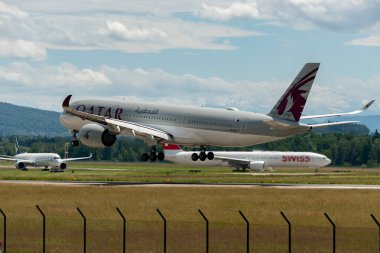 Zürih, İsviçre, 16 Haziran 2024 A7-ALP Katar Havayolları Airbus A350-941 uçak 14 numaralı piste iniyor.