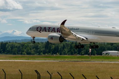 Zürih, İsviçre, 16 Haziran 2024 A7-ALP Katar Havayolları Airbus A350-941 uçak 14 numaralı piste iniyor.