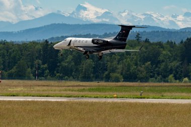 Zürih, İsviçre, 16 Haziran 2024 OE-GBH Embraer Fenomen 300 iş uçağı 14 numaralı piste iniyor.