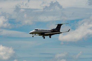 Zürih, İsviçre, 16 Haziran 2024 OE-GBH Embraer Fenomen 300 iş uçağı 14 numaralı piste iniyor.