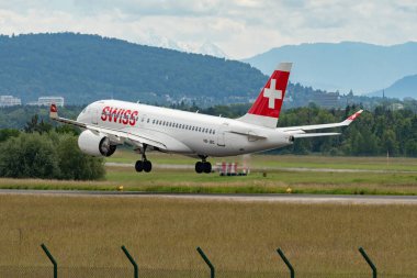 Zürih, İsviçre, 16 Haziran 2024 HB-JBG İsviçre uluslararası havayolları Airbus A220 veya Bombardier CS-100 uçakları 14 numaralı piste iniyor.