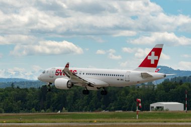 Zürih, İsviçre, 16 Haziran 2024 HB-JBG İsviçre uluslararası havayolları Airbus A220 veya Bombardier CS-100 uçakları 14 numaralı piste iniyor.