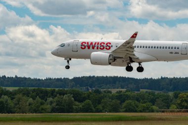 Zürih, İsviçre, 16 Haziran 2024 HB-JBG İsviçre uluslararası havayolları Airbus A220 veya Bombardier CS-100 uçakları 14 numaralı piste iniyor.
