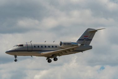 Zürih, İsviçre, 16 Haziran 2024 9A-CRO Hırvat Hükümeti Bombacı Challenger 604 uçağı 14 numaralı piste iniyor.