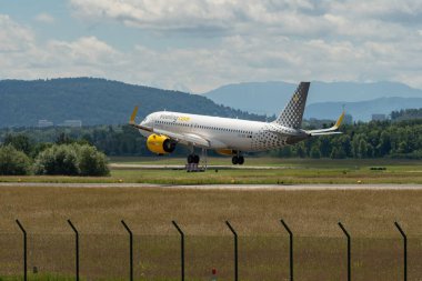 Zürih, İsviçre, 16 Haziran 2024 EC-NDB Vueling Airbus A320-271N uçağı 14 numaralı piste iniyor.