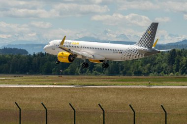 Zürih, İsviçre, 16 Haziran 2024 EC-NDB Vueling Airbus A320-271N uçağı 14 numaralı piste iniyor.