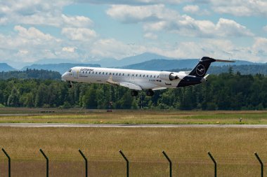 Zürih, İsviçre, 16 Haziran 2024 D-ACNX Lufthansa Mitsubishi CRJ-900LR uçağı 14 numaralı piste iniyor.