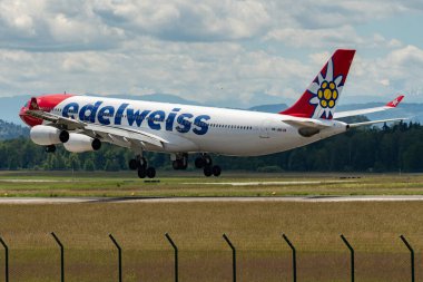 Zürih, İsviçre, 16 Haziran 2024 HB-JME Edelweiss Air Airbus A340-313X uçağı 14 numaralı piste iniyor.