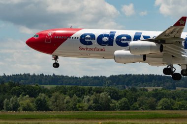 Zürih, İsviçre, 16 Haziran 2024 HB-JME Edelweiss Air Airbus A340-313X uçağı 14 numaralı piste iniyor.