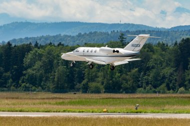 Zürih, İsviçre, 16 Haziran 2024 N-600GK Cessna 525 Citation iş uçağı 14 numaralı piste iniyor.