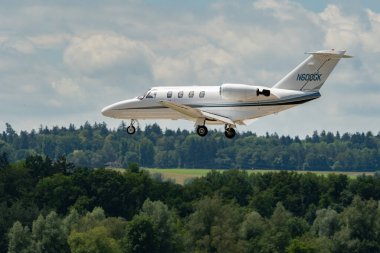 Zürih, İsviçre, 16 Haziran 2024 N-600GK Cessna 525 Citation iş uçağı 14 numaralı piste iniyor.