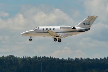 Zürih, İsviçre, 16 Haziran 2024 N-600GK Cessna 525 Citation iş uçağı 14 numaralı piste iniyor.