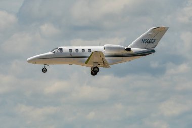 Zürih, İsviçre, 16 Haziran 2024 N-600GK Cessna 525 Citation iş uçağı 14 numaralı piste iniyor.