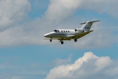 Zürih, İsviçre, 16 Haziran 2024 N-600GK Cessna 525 Citation iş uçağı 14 numaralı piste iniyor.