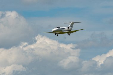 Zürih, İsviçre, 16 Haziran 2024 N-600GK Cessna 525 Citation iş uçağı 14 numaralı piste iniyor.