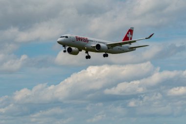 Zürih, İsviçre, 16 Haziran 2024 HB-JCS İsviçre uluslararası havayolları Airbus A220 veya Bombardier CS-300 uçakları 14 nolu piste iniyor.