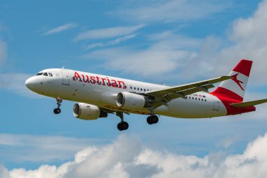 Zürih, İsviçre, 16 Haziran 2024 OE-LBK Avusturya Havayolları Airbus A320-214 numaralı uçak 14 nolu piste iniyor.