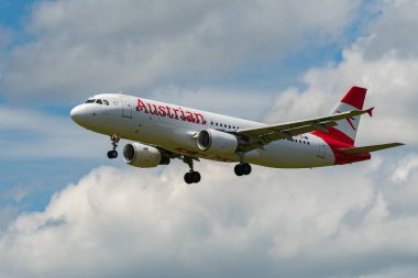 Zürih, İsviçre, 16 Haziran 2024 OE-LBK Avusturya Havayolları Airbus A320-214 numaralı uçak 14 nolu piste iniyor.