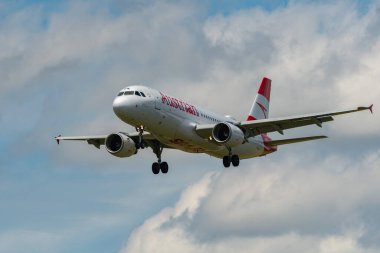 Zürih, İsviçre, 16 Haziran 2024 OE-LBK Avusturya Havayolları Airbus A320-214 numaralı uçak 14 nolu piste iniyor.