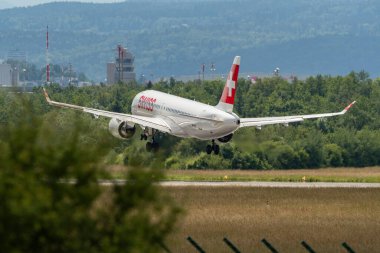 Zürih, İsviçre, 16 Haziran 2024 HB-JCC İsviçre uluslararası havayolları Airbus A220 veya Bombardier CS-300 uçakları 14 nolu piste iniyor.
