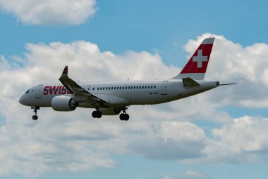 Zürih, İsviçre, 16 Haziran 2024 HB-JCC İsviçre uluslararası havayolları Airbus A220 veya Bombardier CS-300 uçakları 14 nolu piste iniyor.