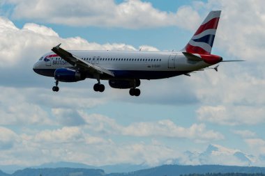 Zürih, İsviçre, 16 Haziran 2024 G-EUUY British Airways Airbus A320-232 numaralı uçak 14 numaralı piste iniyor.