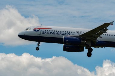 Zürih, İsviçre, 16 Haziran 2024 G-EUUY British Airways Airbus A320-232 numaralı uçak 14 numaralı piste iniyor.