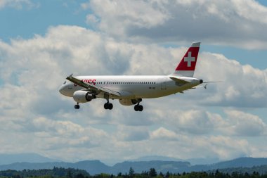 Zürih, İsviçre, 16 Haziran 2024 HB-IJR İsviçreli uluslararası havayolları Airbus A320-214 uçağı 14 numaralı piste iniyor.