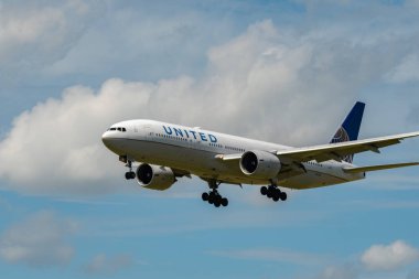 Zürih, İsviçre, 16 Haziran 2024 N-37018 United Airlines Boeing 777-224ER uçağı 14 numaralı piste iniyor.