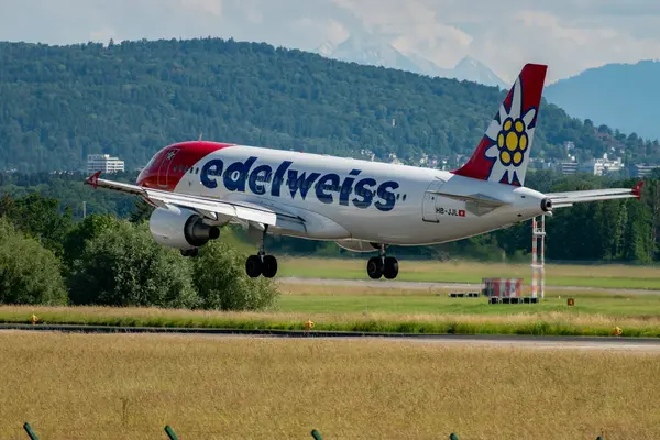 Zürih, İsviçre, 16 Haziran 2024 HB-JJL Edelweiss Air Airbus A320-214 numaralı uçak 14 numaralı piste iniyor.