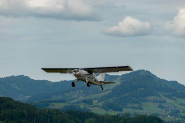 Wangen-Lachen, İsviçre, 26 Mayıs 2024 N-9236Y Maule MX-7-160 pervaneli uçak küçük bir havaalanından kalkıyor.