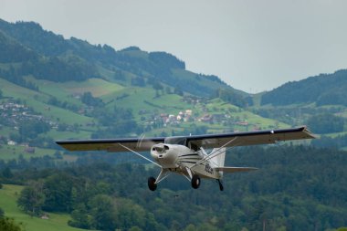 Wangen-Lachen, İsviçre, 26 Mayıs 2024 N-9236Y Maule MX-7-160 pervaneli uçak küçük bir havaalanından kalkıyor.