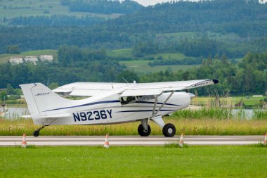 Wangen-Lachen, İsviçre, 26 Mayıs 2024 N-9236Y Maule MX-7-160 pervaneli uçak küçük bir havaalanından kalkıyor.