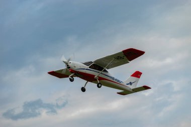 Wangen-Lachen, İsviçre, 26 Mayıs 2024 HB-KMG Tecnam P2008-JC pervane uçağı küçük bir havaalanından kalkıyor.