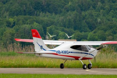 Wangen-Lachen, İsviçre, 26 Mayıs 2024 HB-KMG Tecnam P2008-JC pervane uçağı küçük bir havaalanından kalkıyor.