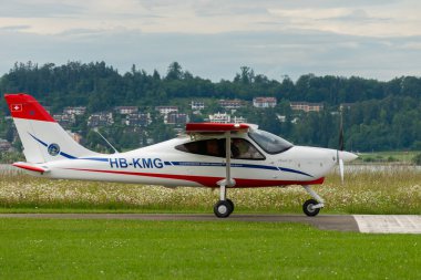 Wangen-Lachen, İsviçre, 26 Mayıs 2024 HB-KMG Tecnam P2008-JC pervane uçağı küçük bir havaalanından kalkıyor.
