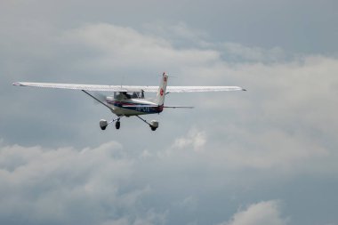 Wangen-Lachen, İsviçre, 26 Mayıs 2024 HB-CYX Cessna 152 pervaneli uçak küçük bir havaalanından kalkıyor.