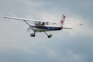 Wangen-Lachen, İsviçre, 26 Mayıs 2024 HB-CYX Cessna 152 pervaneli uçak küçük bir havaalanından kalkıyor.