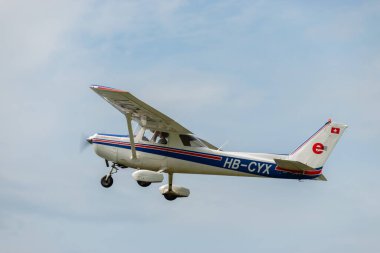 Wangen-Lachen, İsviçre, 26 Mayıs 2024 HB-CYX Cessna 152 pervaneli uçak küçük bir havaalanından kalkıyor.