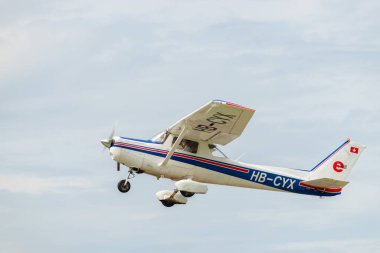 Wangen-Lachen, İsviçre, 26 Mayıs 2024 HB-CYX Cessna 152 pervaneli uçak küçük bir havaalanından kalkıyor.