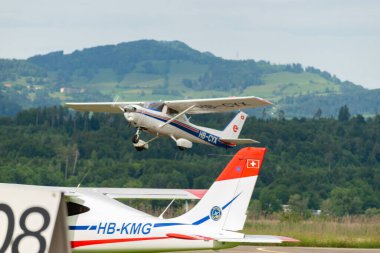 Wangen-Lachen, İsviçre, 26 Mayıs 2024 HB-CYX Cessna 152 pervaneli uçak küçük bir havaalanından kalkıyor.