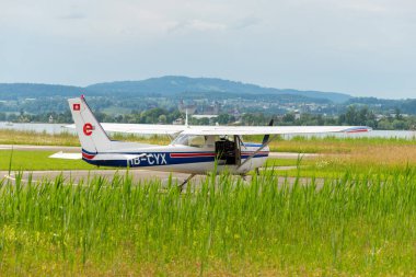 Wangen-Lachen, İsviçre, 26 Mayıs 2024 HB-CYX Cessna 152 pervane uçağı önlüğe park ediyor.